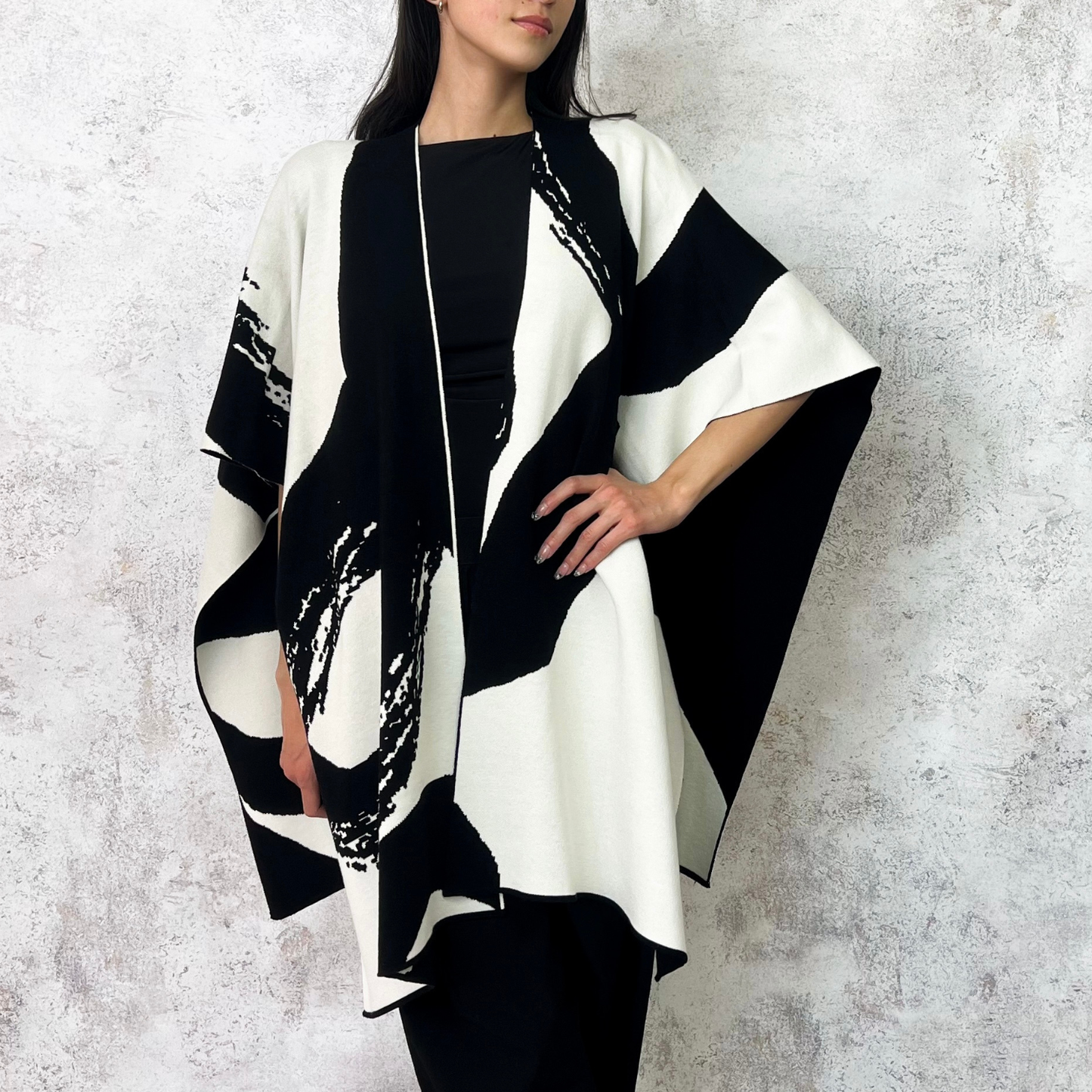 Capa estampada blanco y negro.