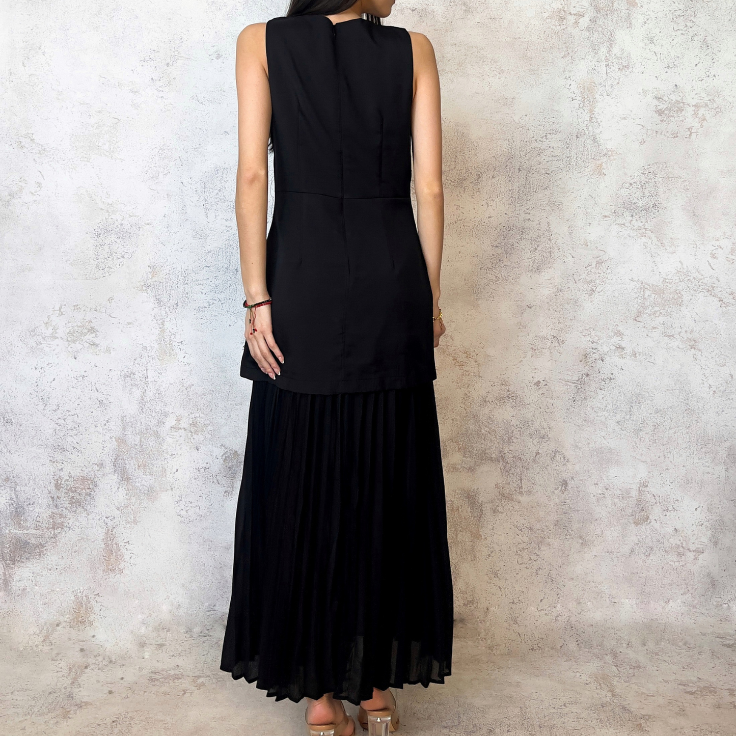 Vestido midi falda plisada aplicación pedrería negro