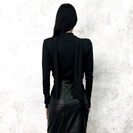 Blusa negra corta efecto choker