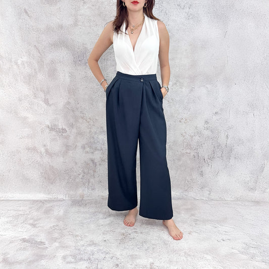 Pantalón ejecutivo azul marino.