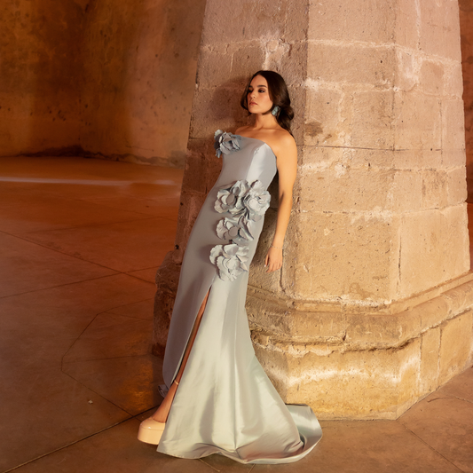 Vestido largo strapless flores resaltadas