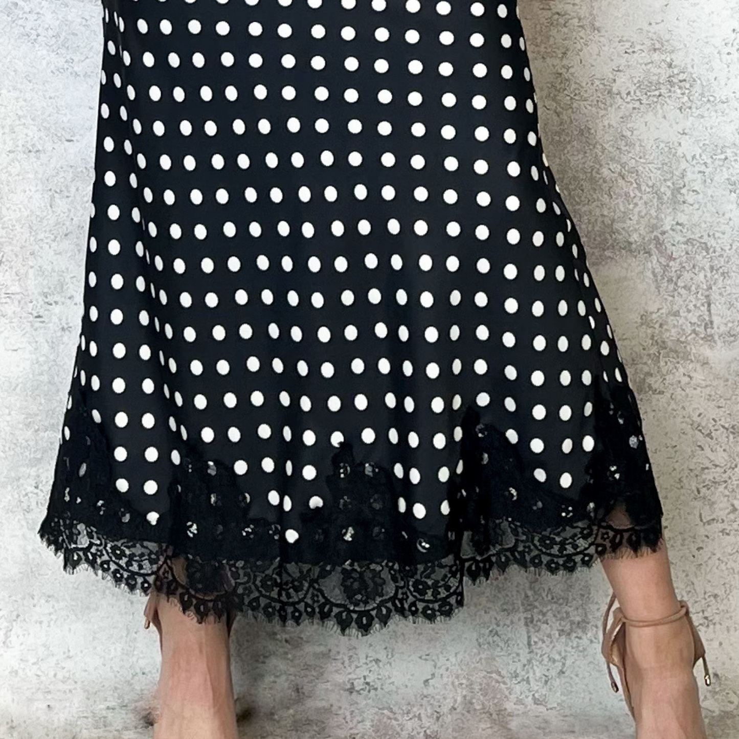 Falda satinada negra polka dots