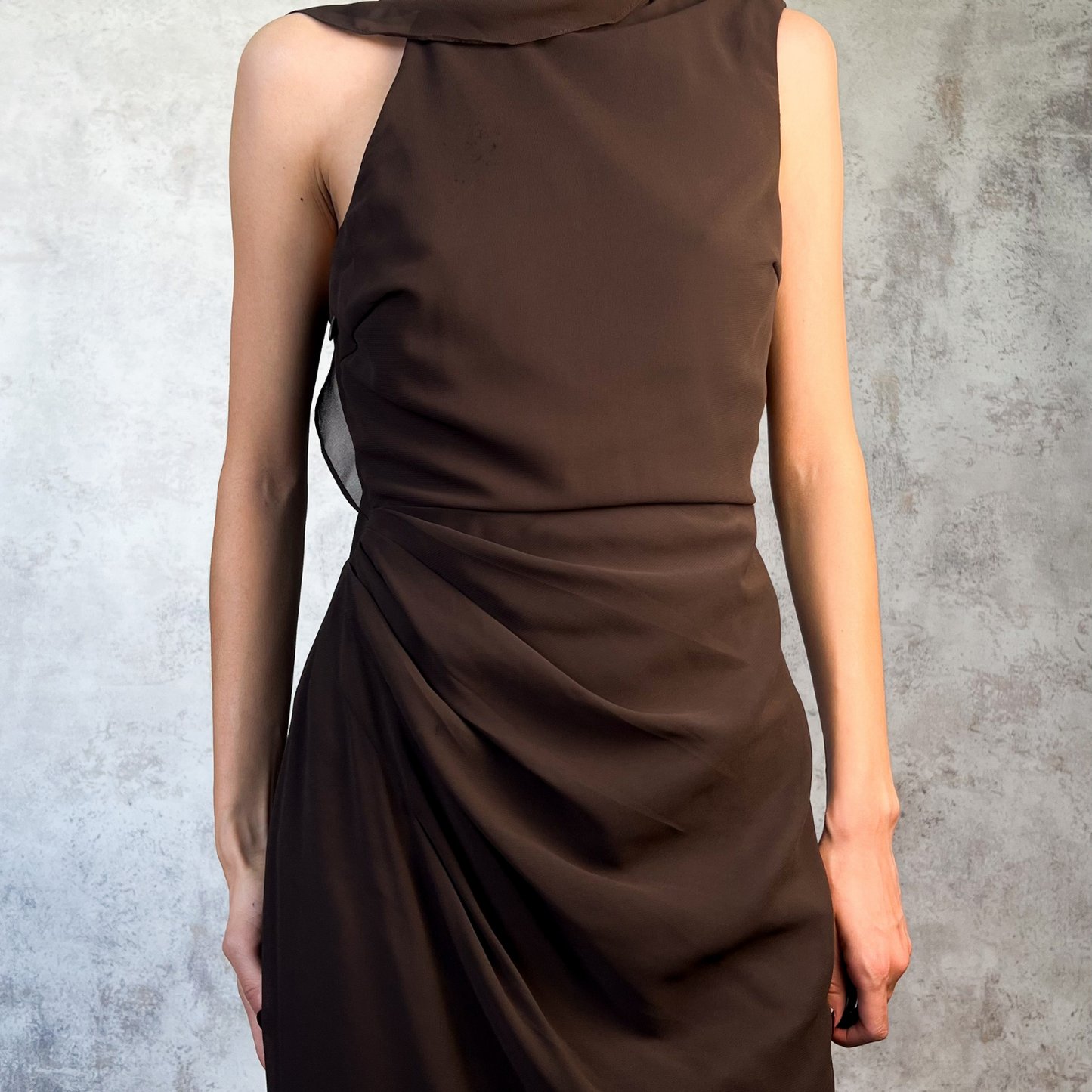 Vestido largo de gasa cafe sin espalda