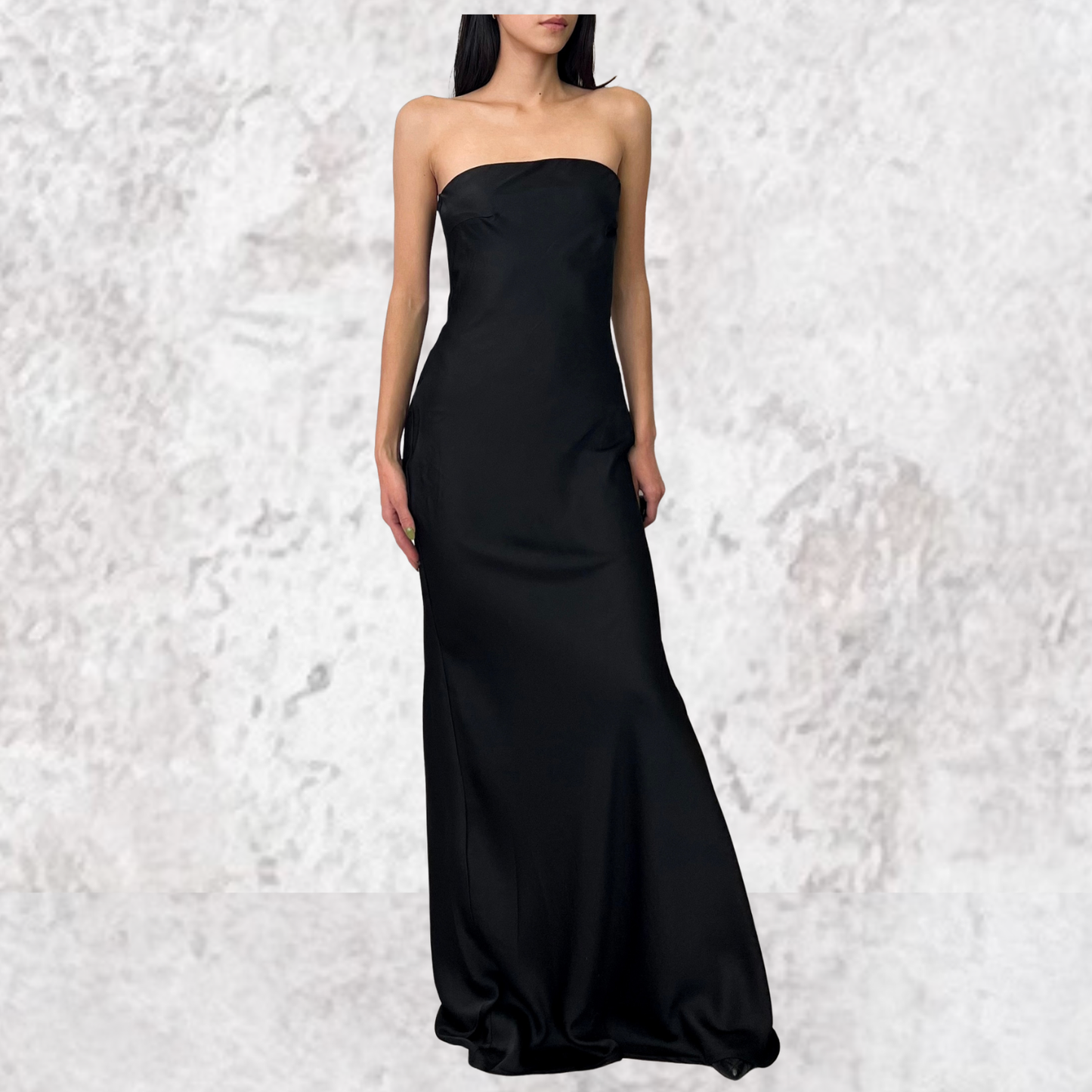 Vestido largo negro strapless con capa
