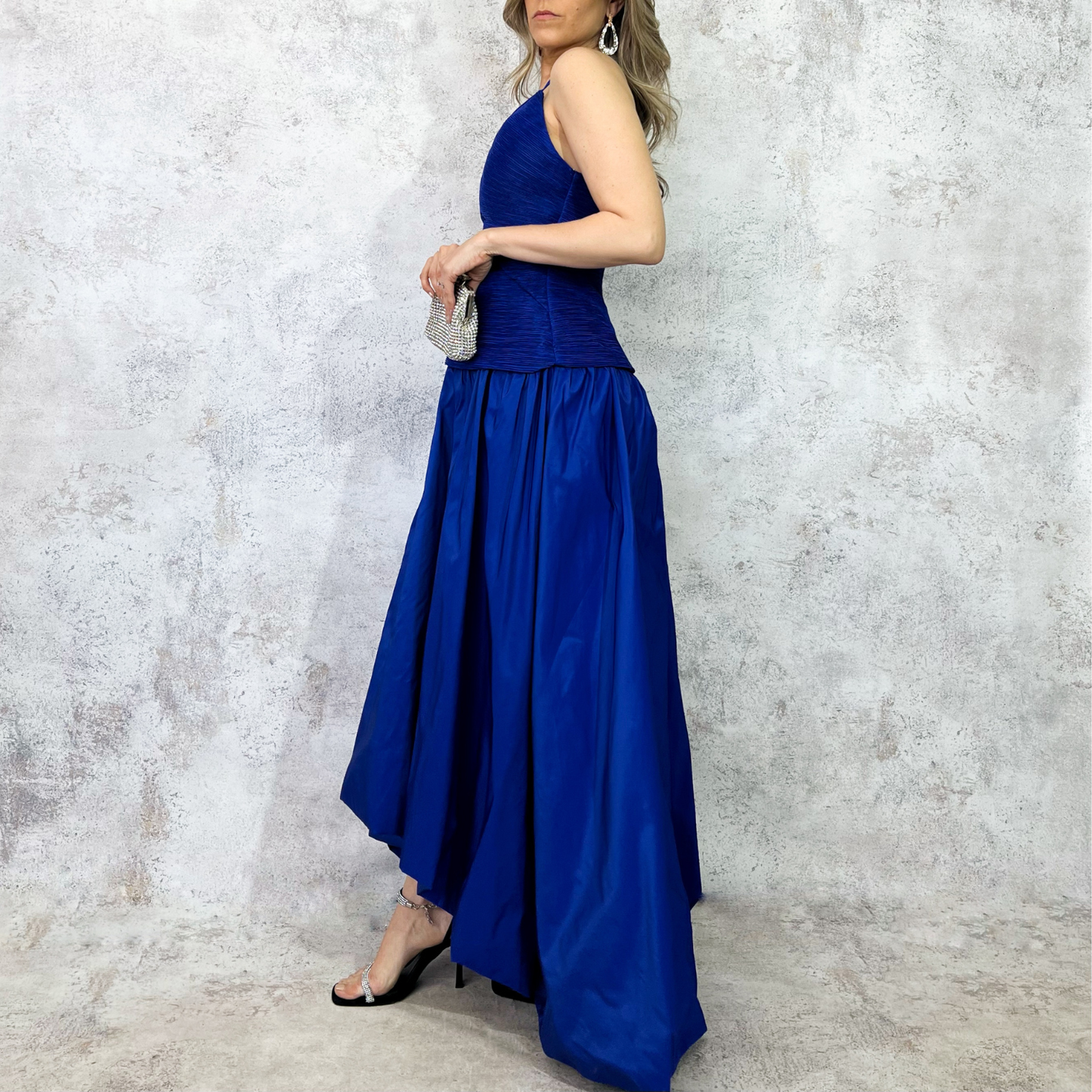 Vestido largo con falda asimétrica azul rey