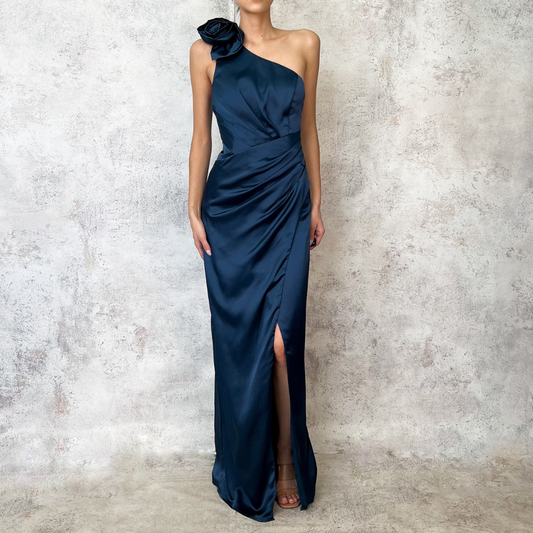 Vestido largo azul flor en hombro