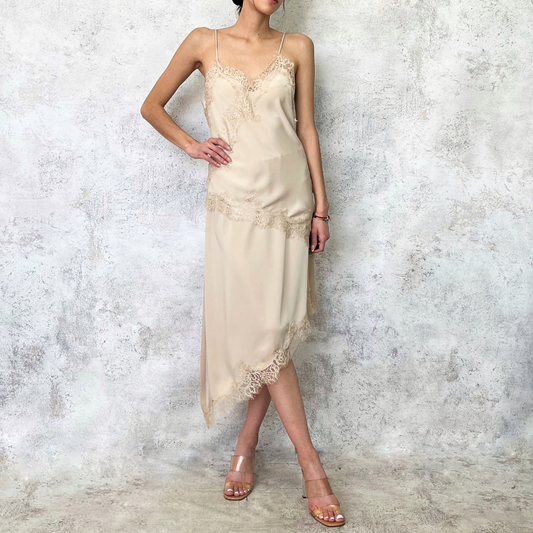 Blusa asimétrica satinada con encaje beige