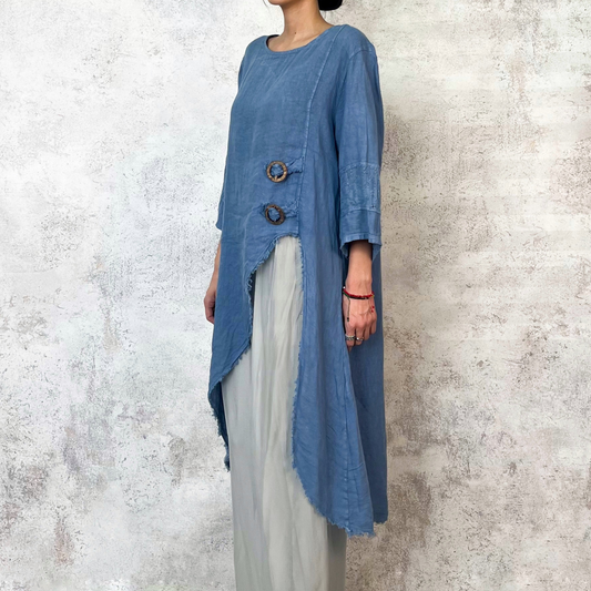 Blusa azul de lino con botones cafés