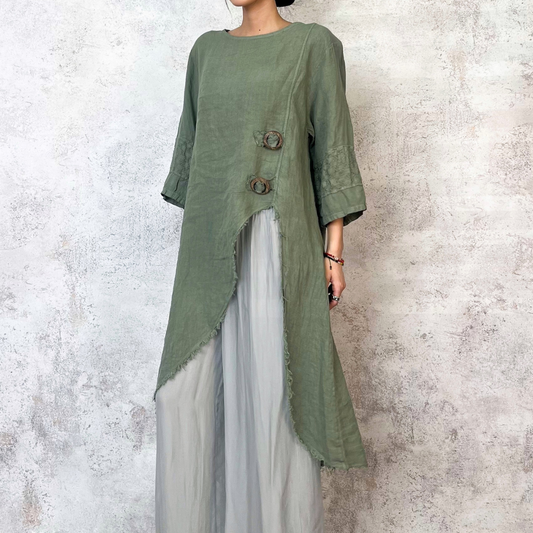 Blusa verde de lino con botones cafés