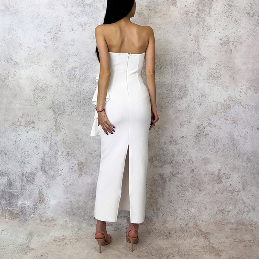 Vestido strapless con flor blanca