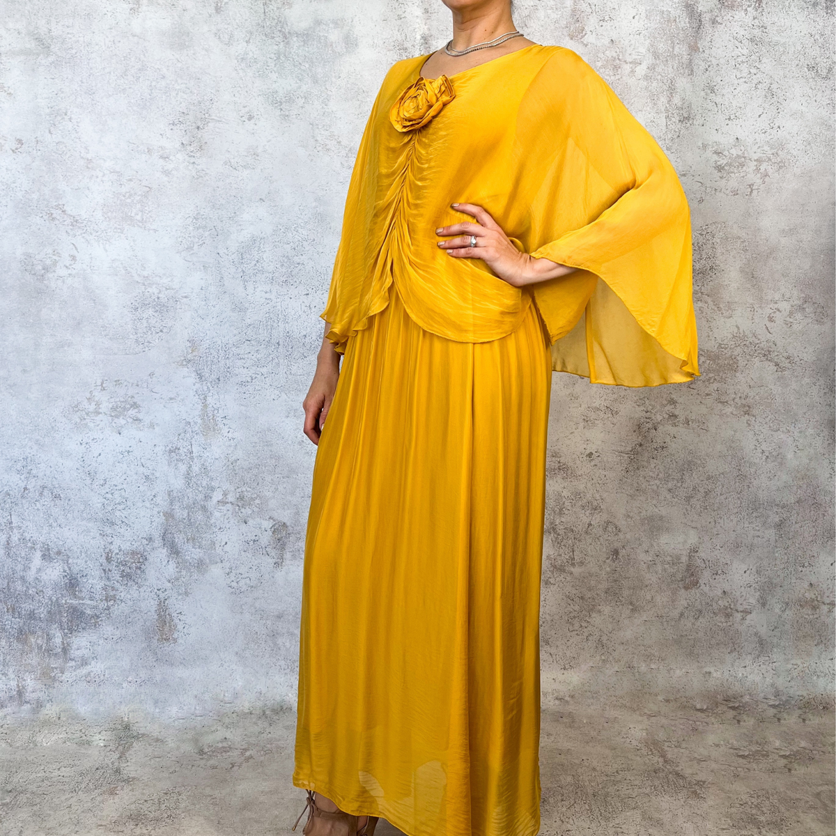 Vestido de seda italiana mostaza