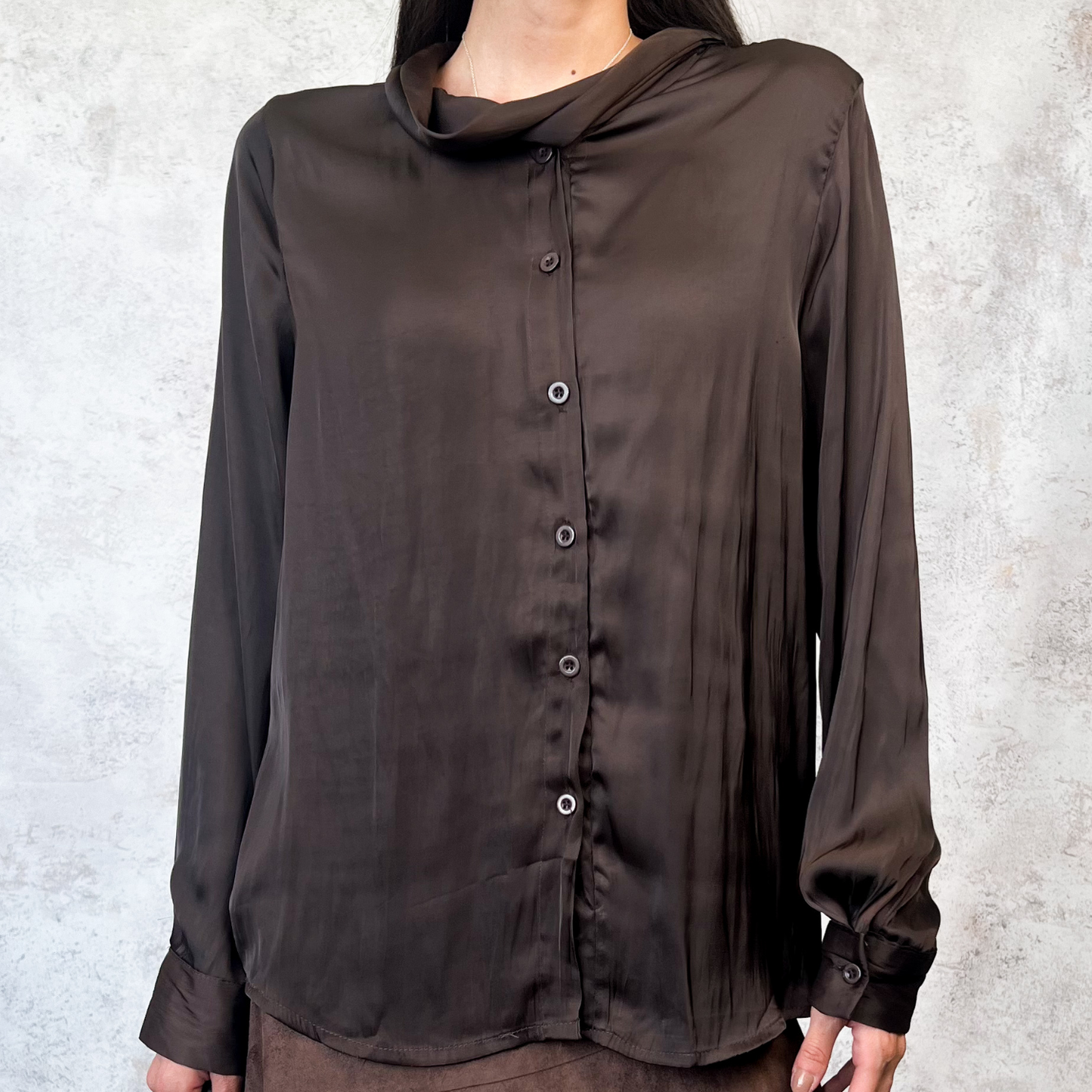 Blusa satinada cafe