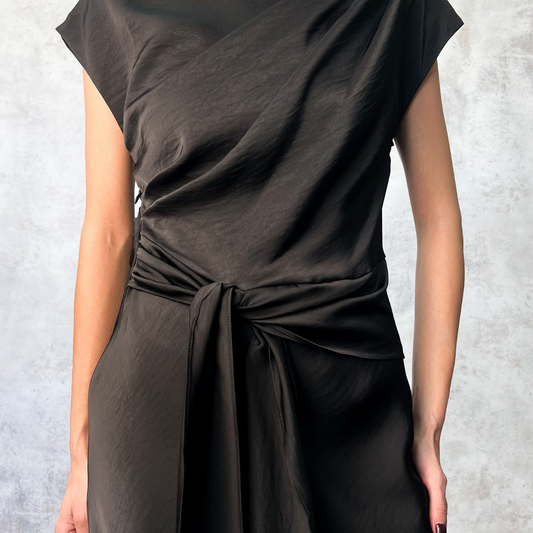 Vestido midi negro manga corta