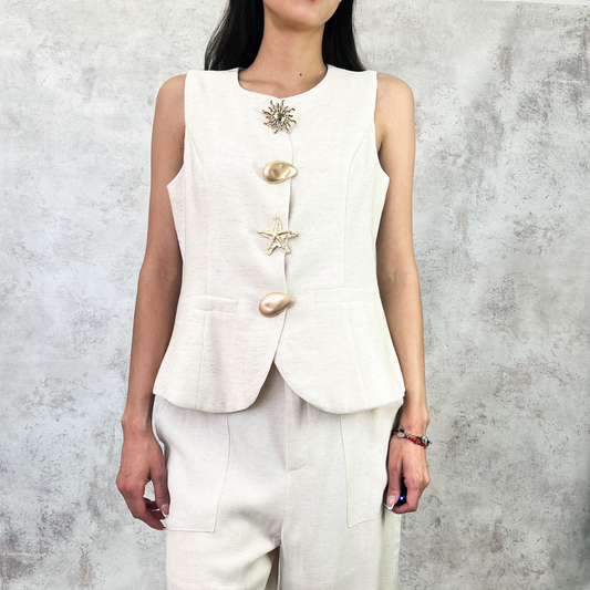 Conjunto de chaleco y pantalón con botones de figuras beige