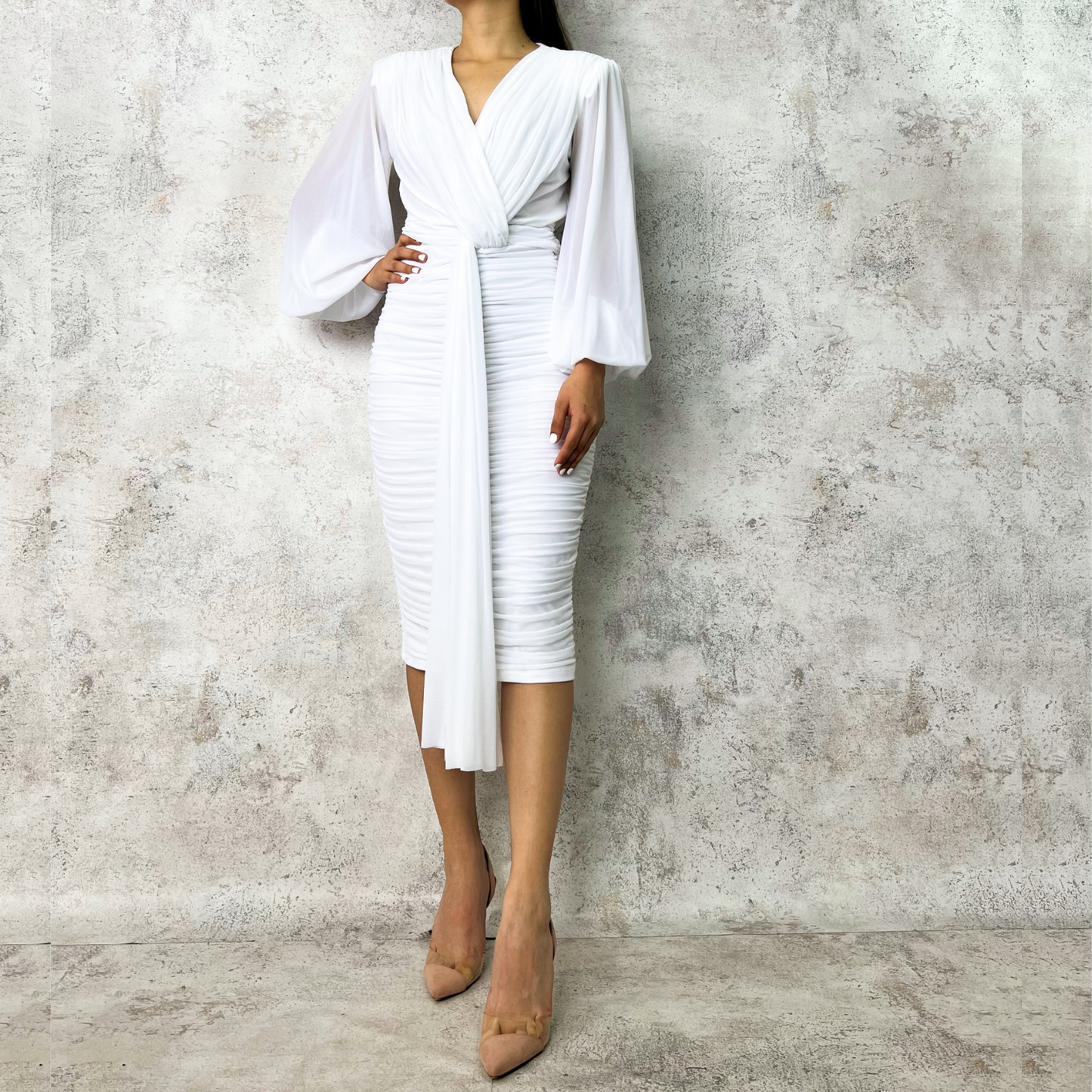 Vestido midi manga larga blanco.