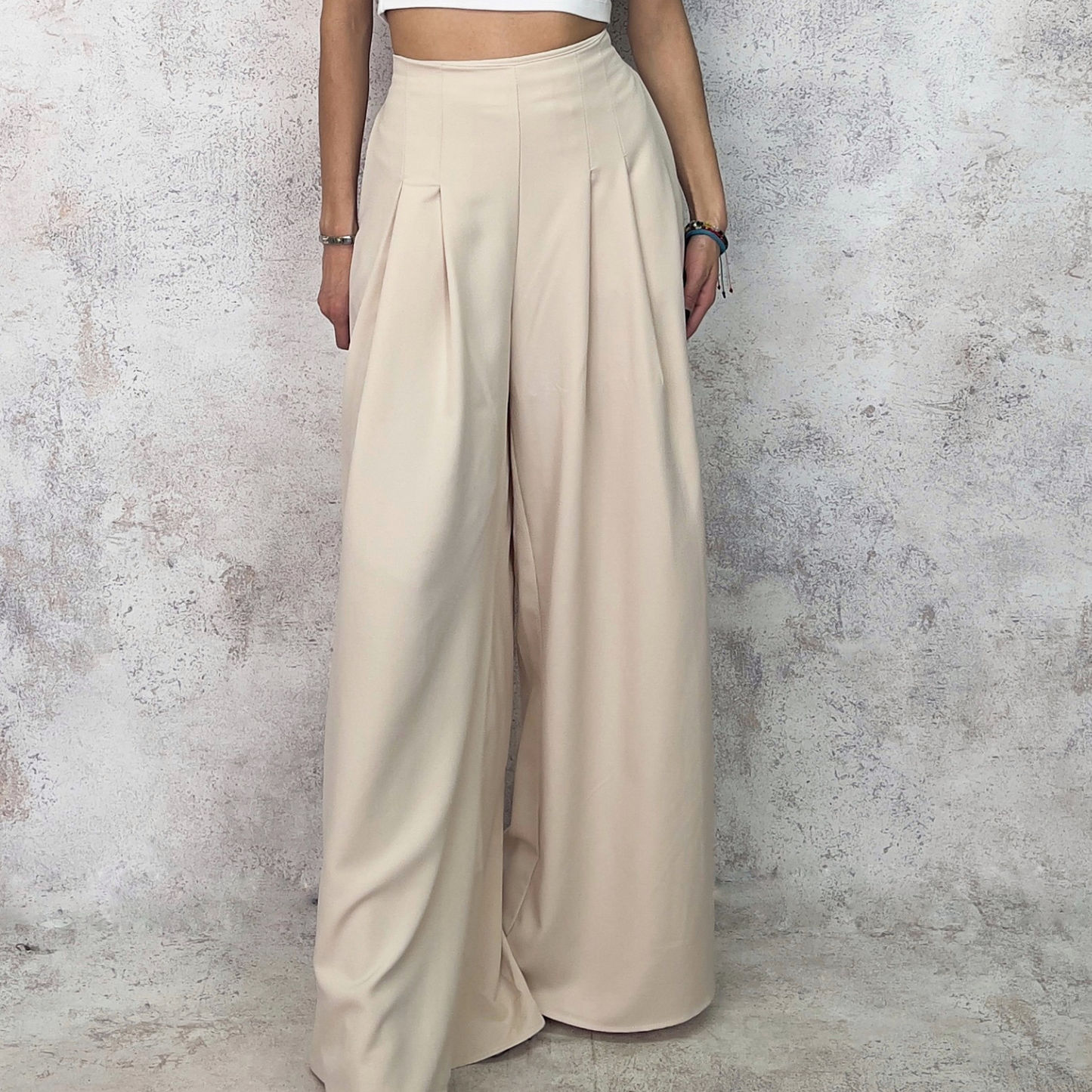 Pantalón ancho pinzas beige