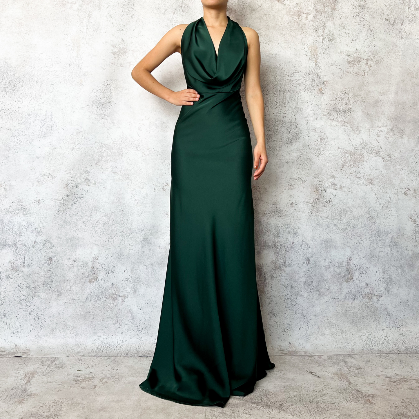 Vestido largo cuello escotado verde.