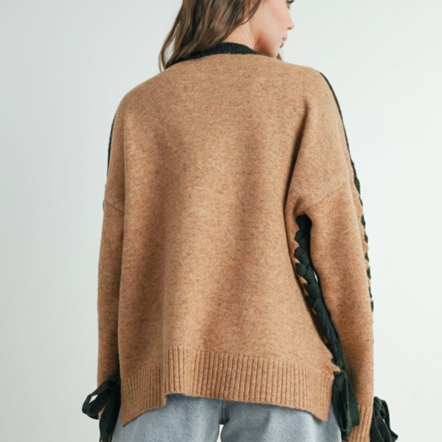 Suéter en color verde trenzado en mangas