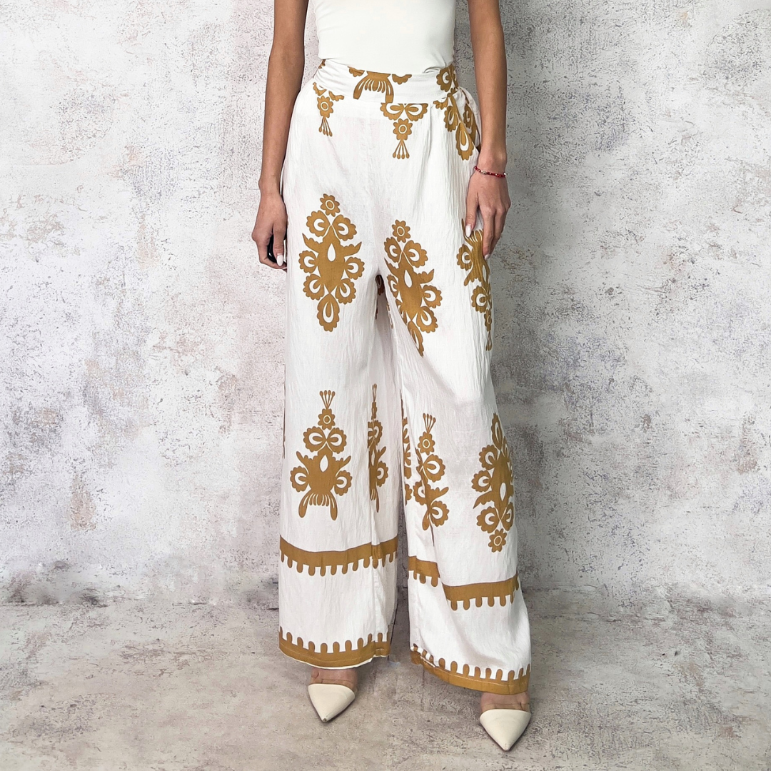 Pantalón ancho con estampado figuras beige