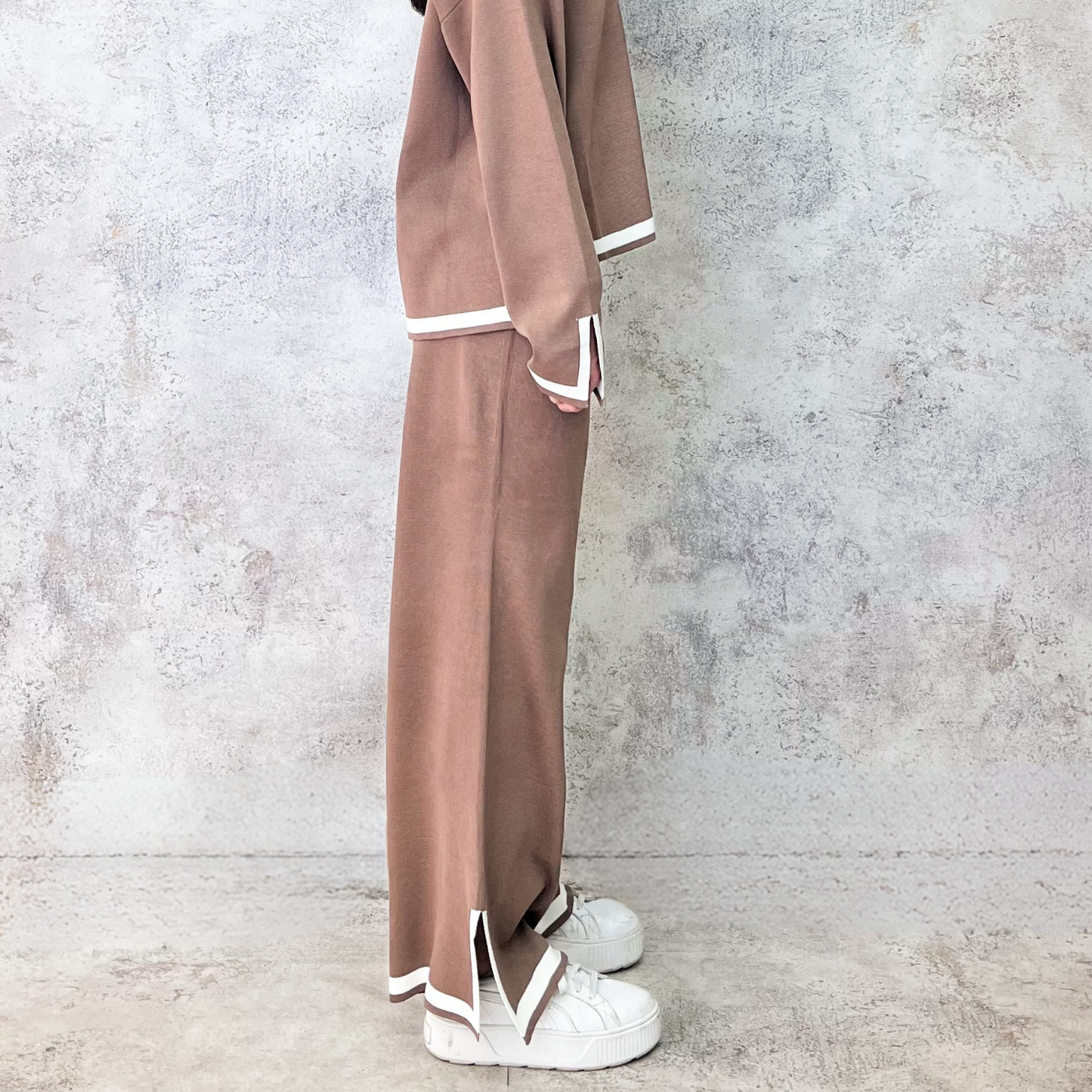 Set tejido taupe con raya blanca