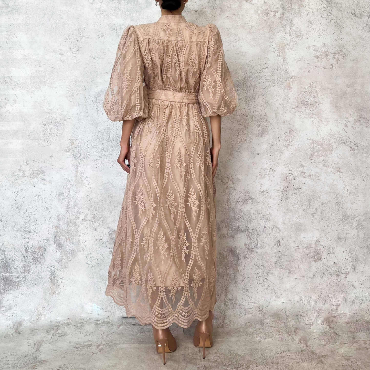 Vestido midi taupe bordado organza