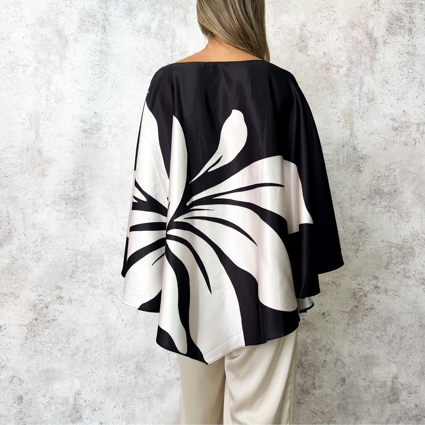 Blusa estampada blanco/negro.
