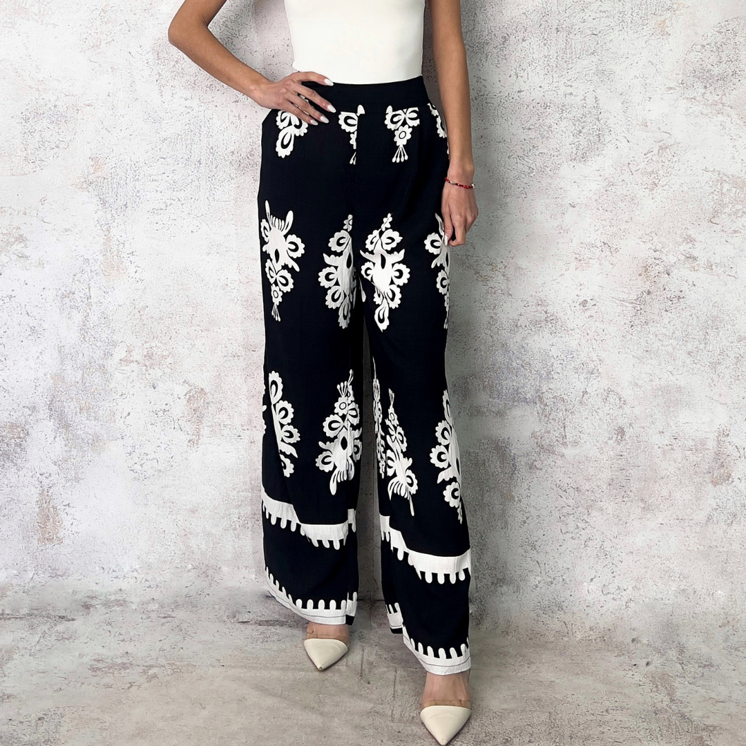 Pantalón ancho con estampado figuras blancas