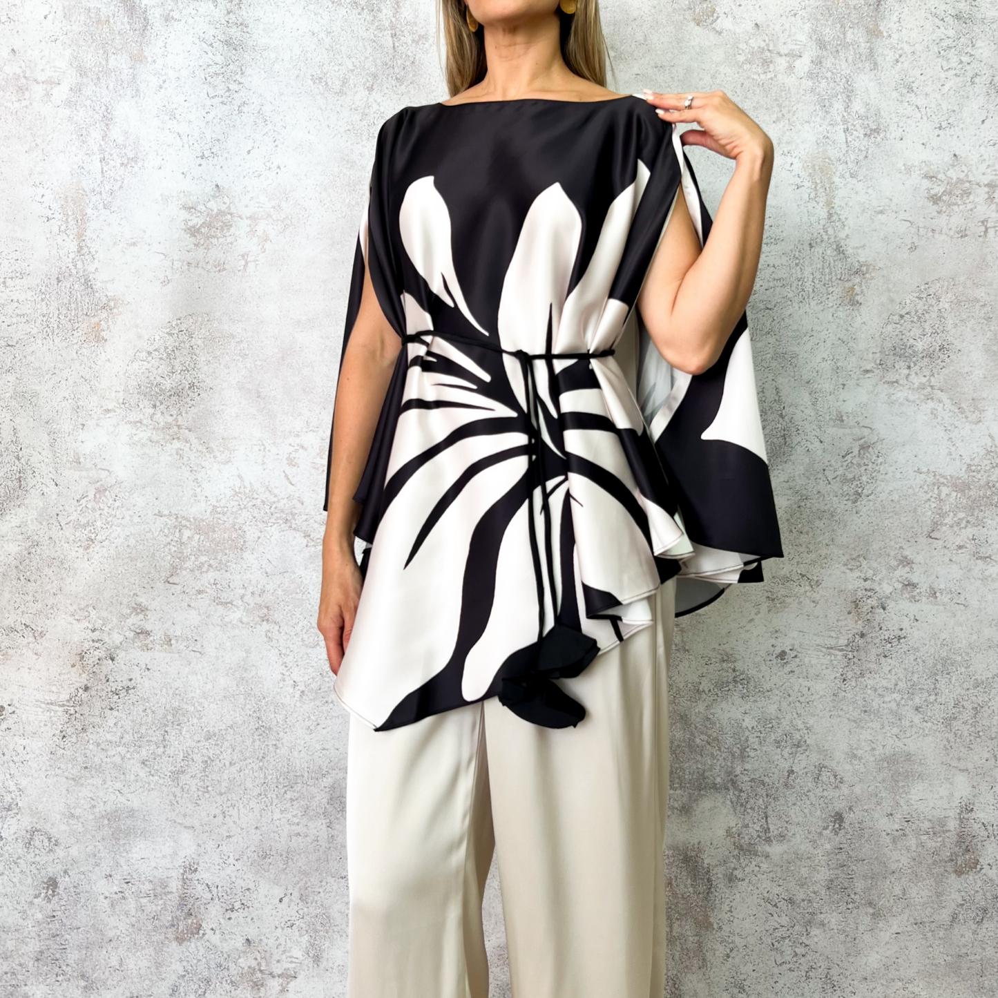 Blusa estampada blanco/negro.