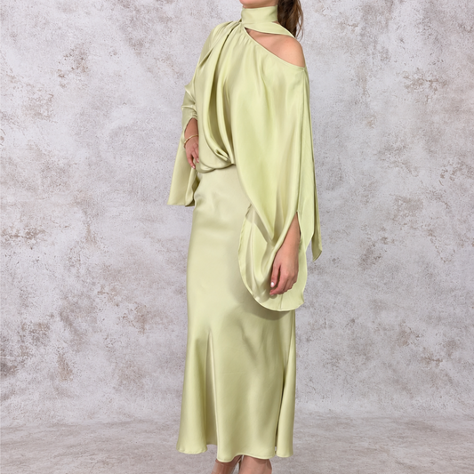 Vestido midi satinado manga mariposa