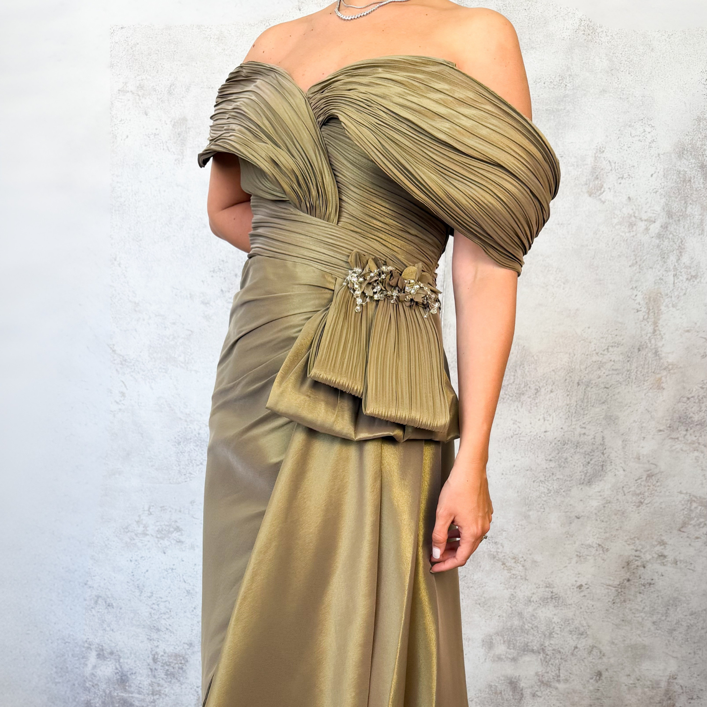 Vestido largo verde olivo moño de lado