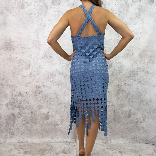 Vestido de crochet azul.