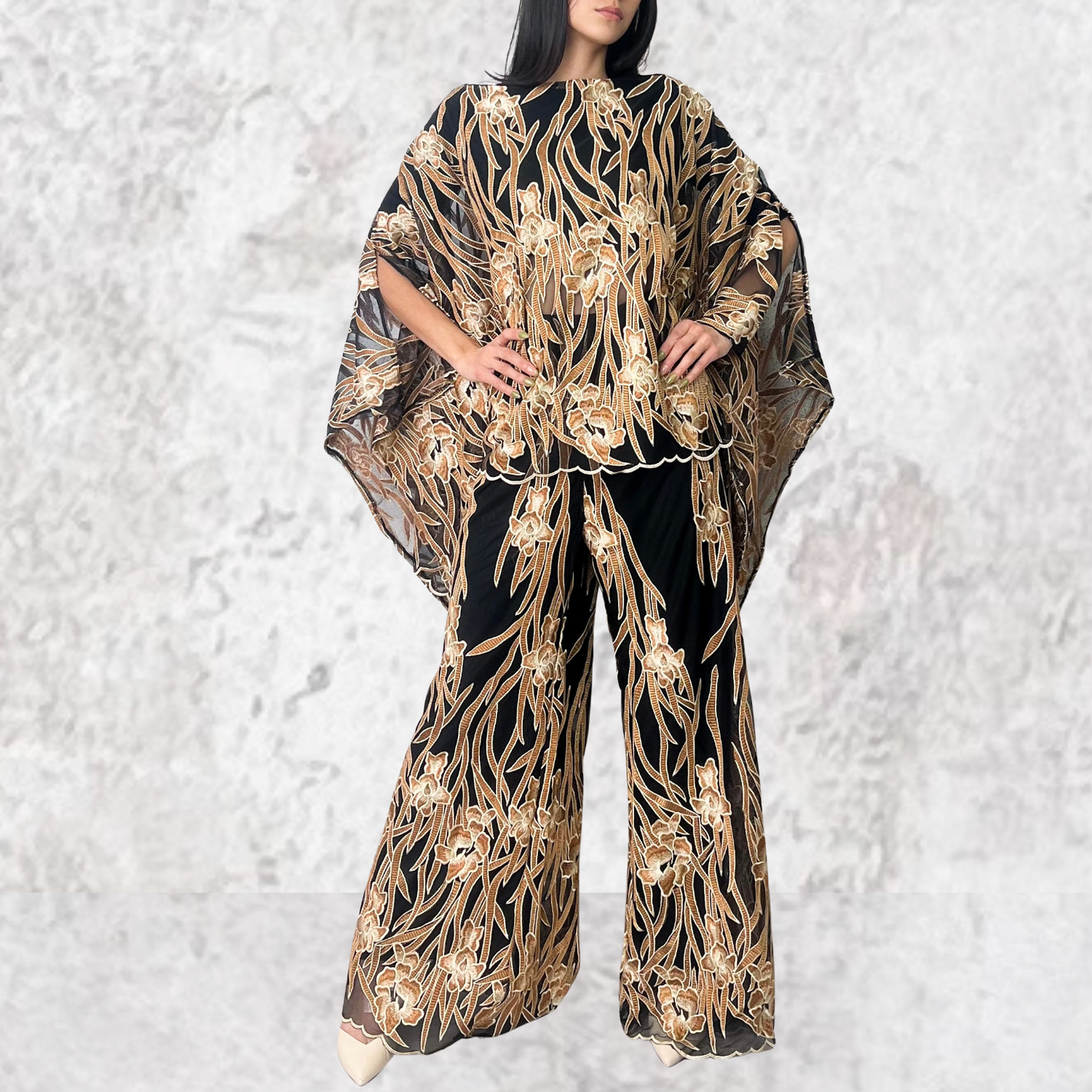 Blusa negra estampado flores con bordado café