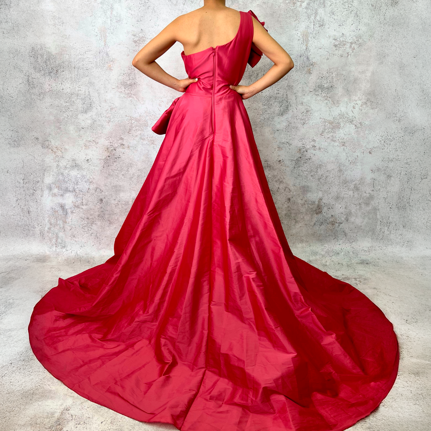 Vestido largo de tafeta con detalle de moño rosa