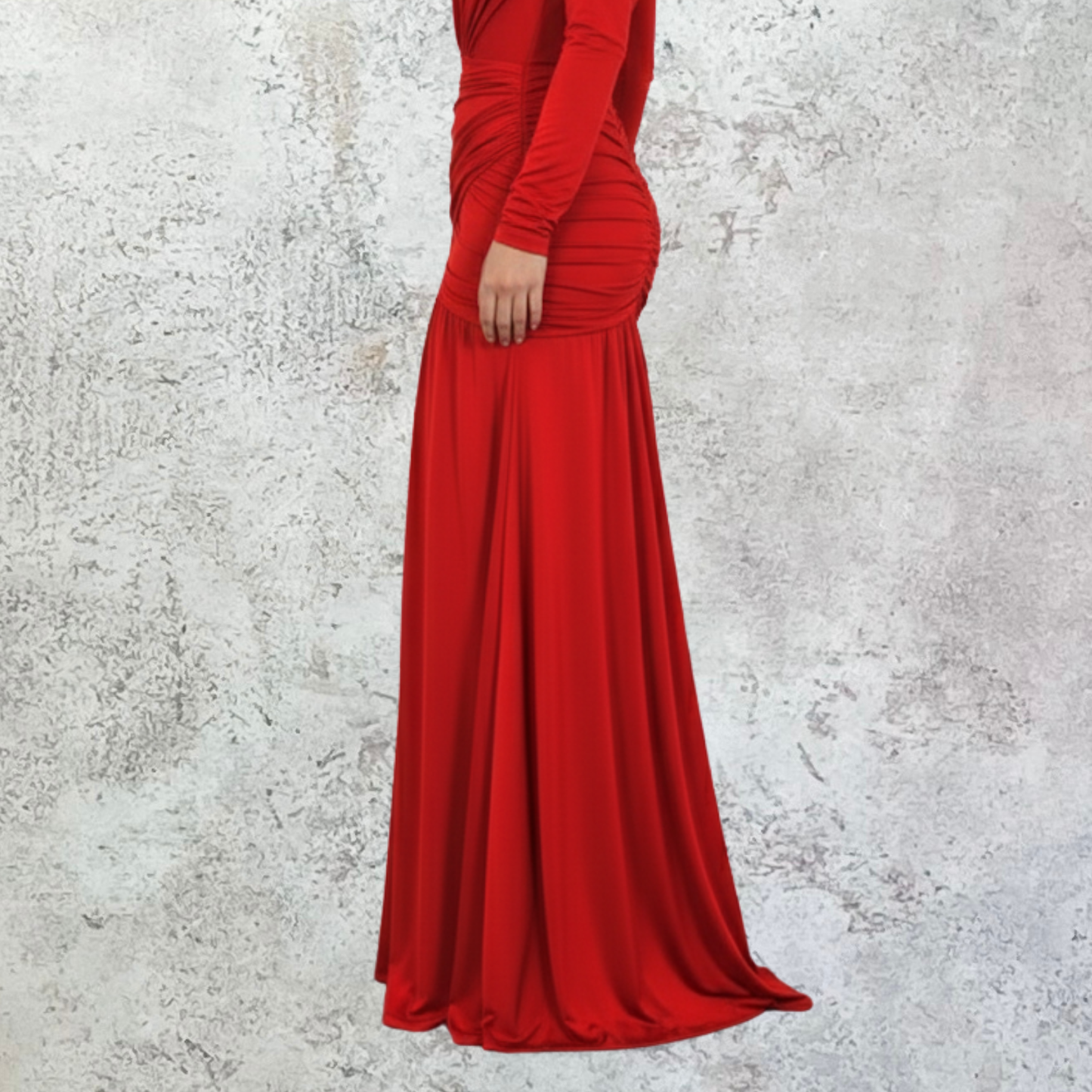 Vestido rojo con escote profundo y frunces