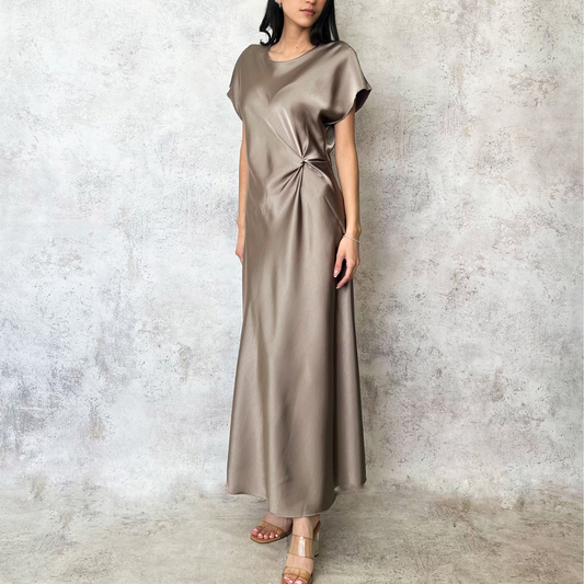 Vestido midi satinado taupe