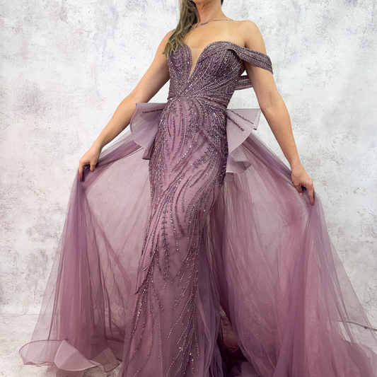 Vestido largo lila con pedrería y tul