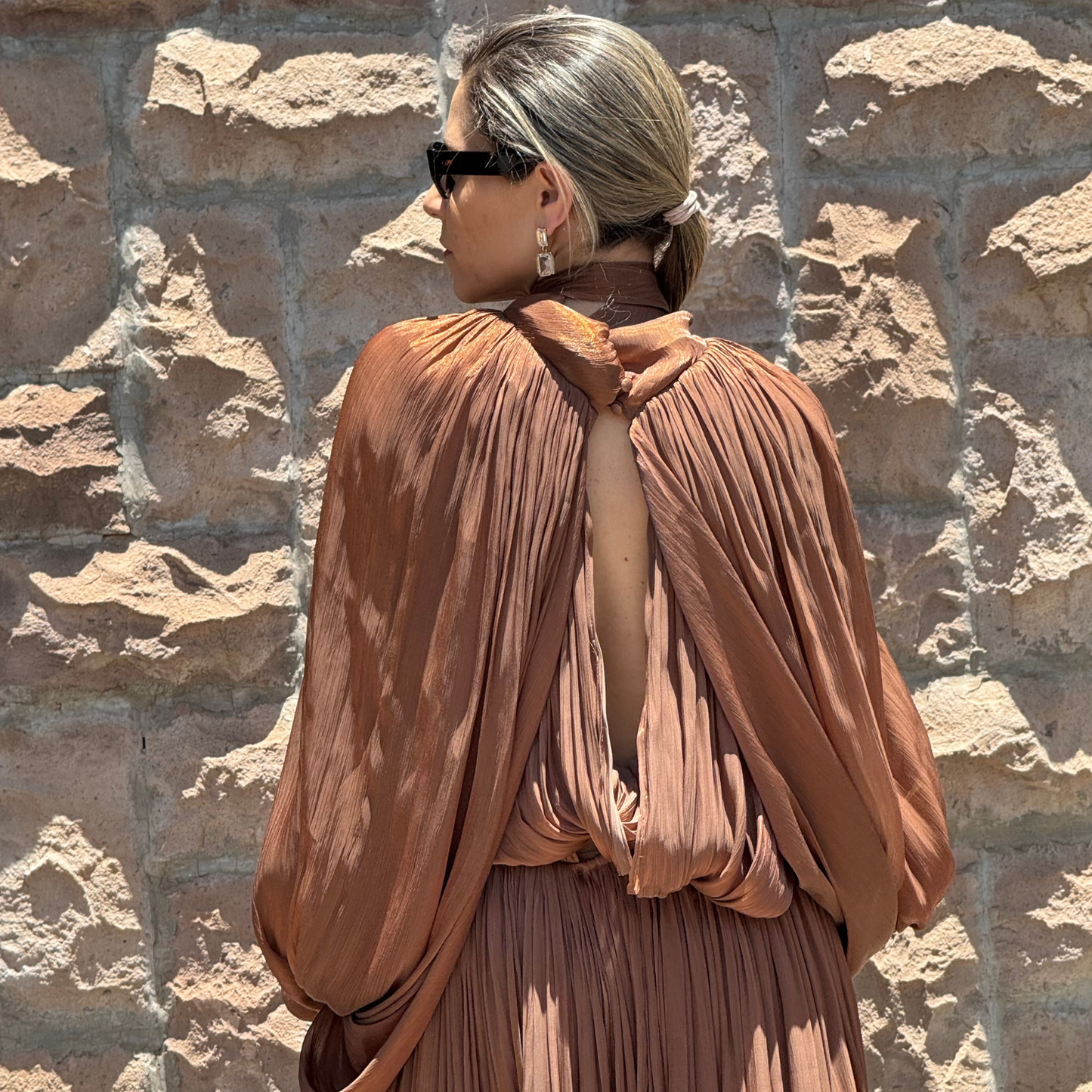 Vestido largo café tela de gasa brillosa