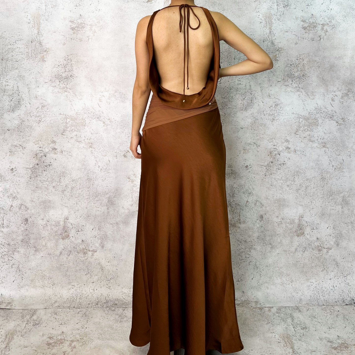 Vestido midi drapeado mesh cocoa.