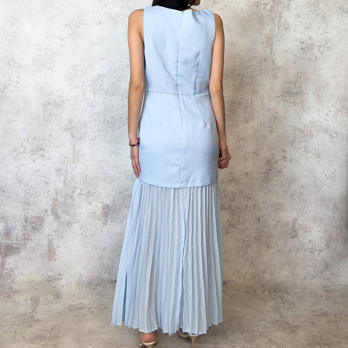 Vestido midi falda plisada aplicación pedrería azul