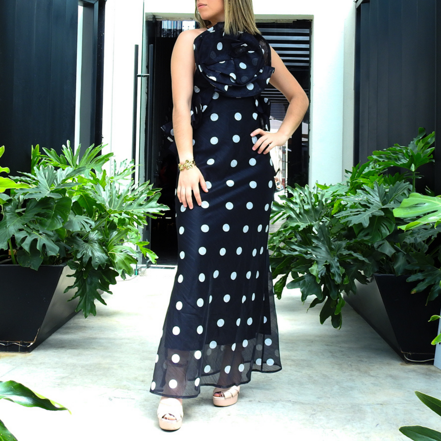 Vestido polkadots negro lunares blancos.