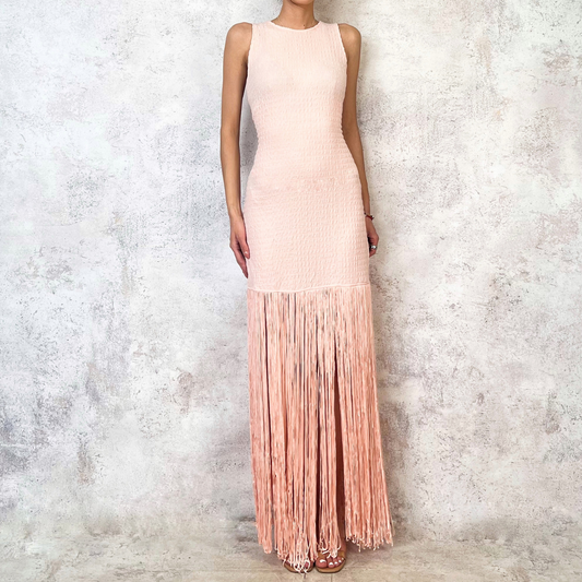 Vestido midi con detalle de flecos coral