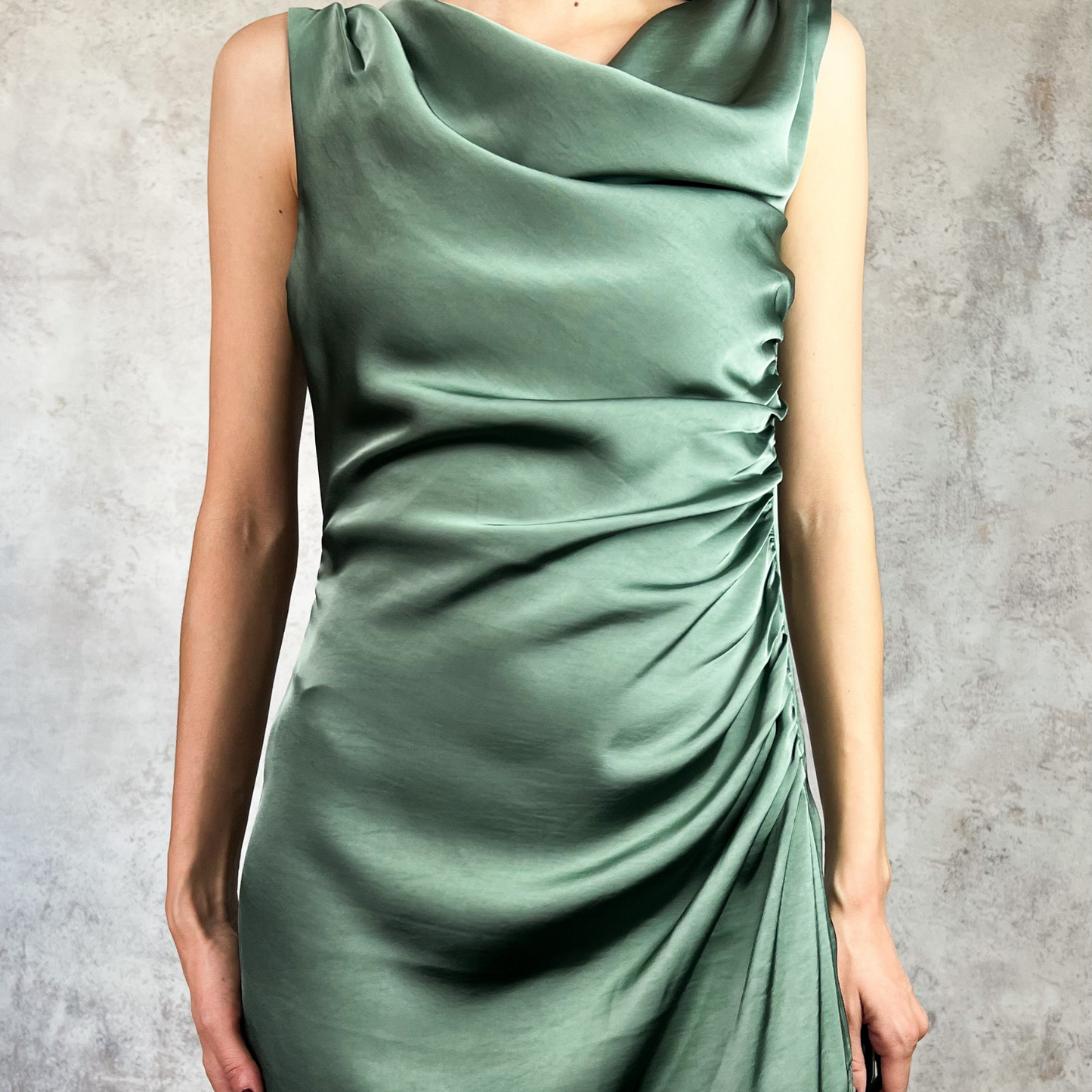 Vestido largo de satin con aplicacion de encaje