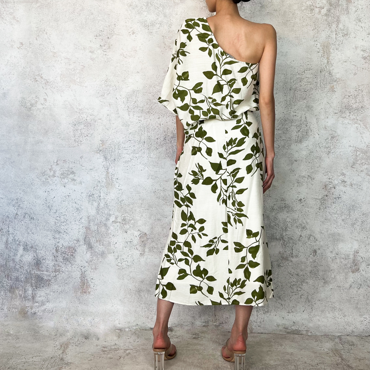 Vestido blanco estampado hojas verde