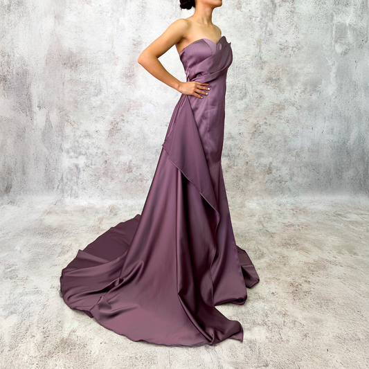 Vestido largo sobrefalda lavanda.