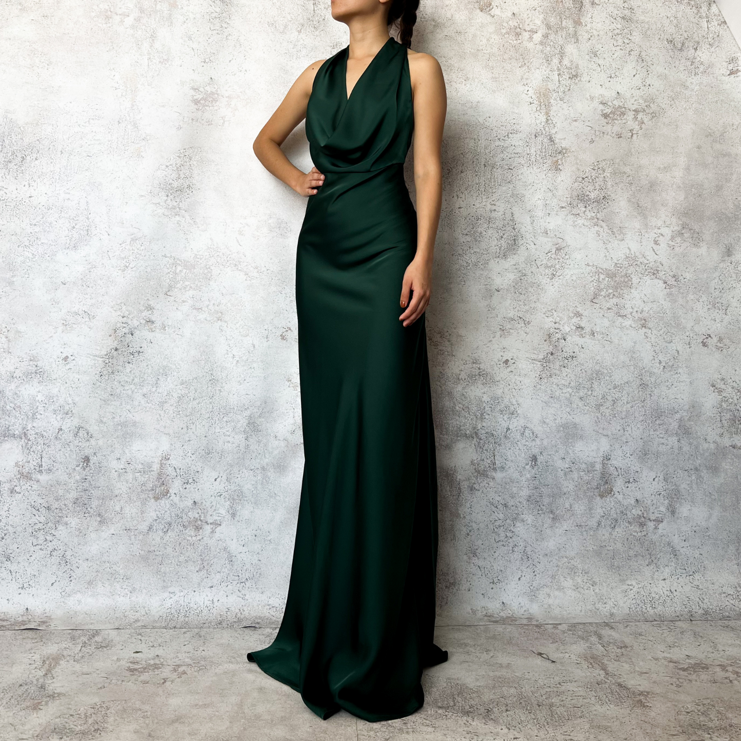 Vestido largo cuello escotado verde.