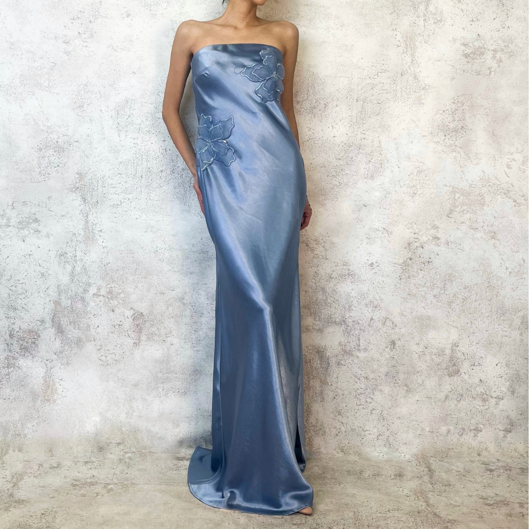 Vestido largo azul cielo con flores resaltadas