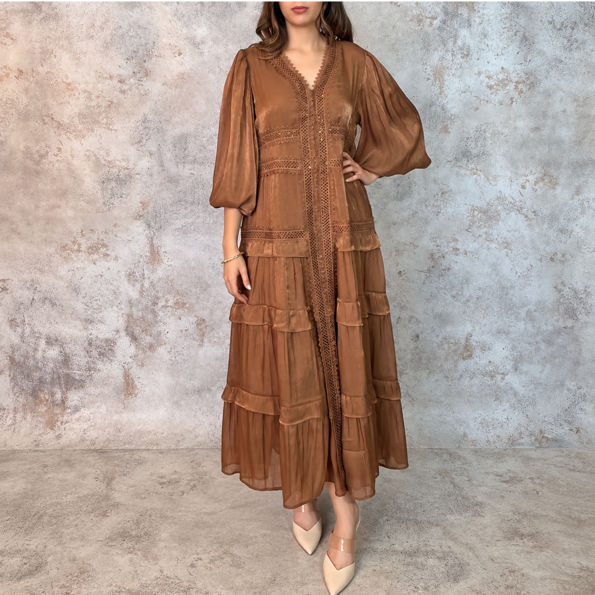 Vestido midi café con olanes