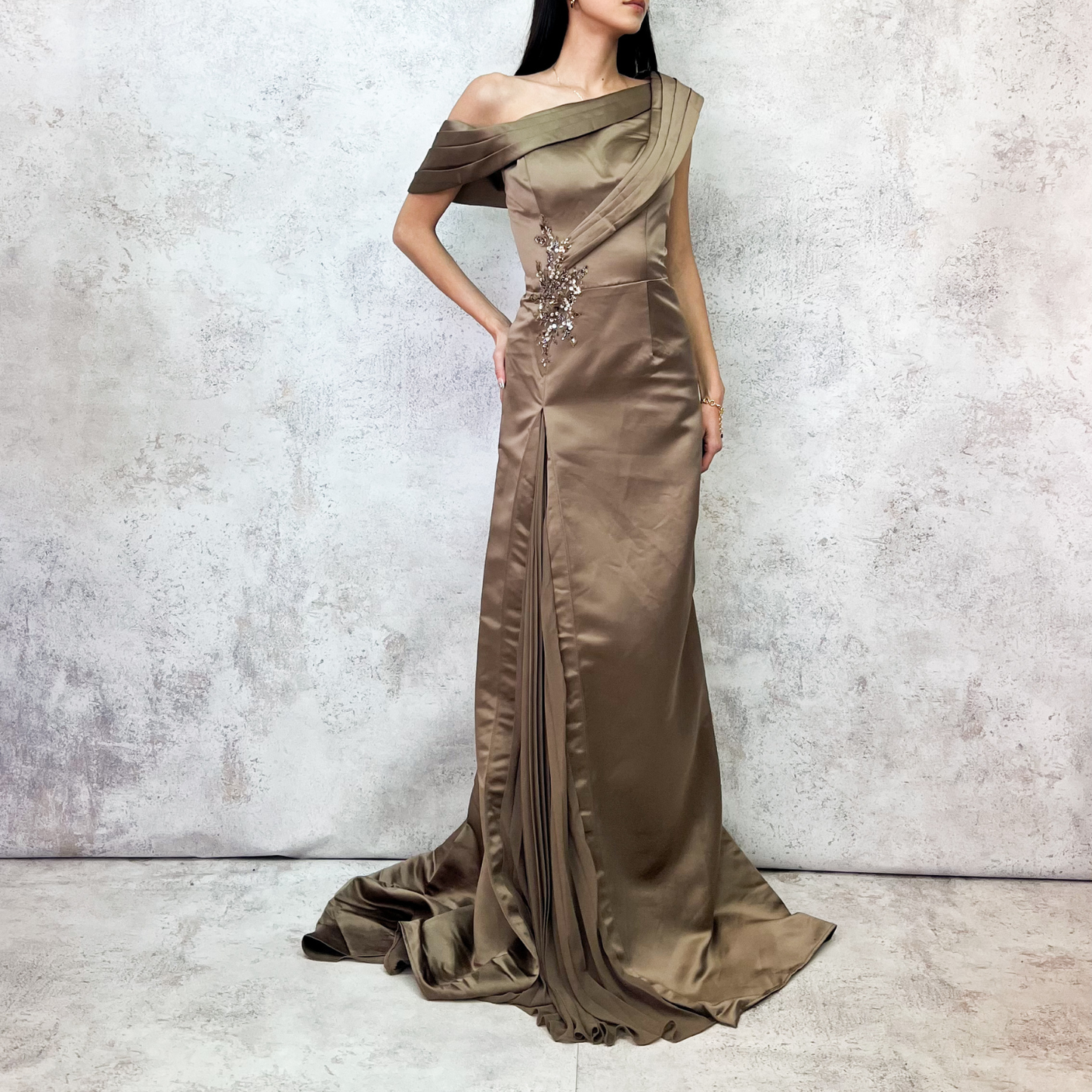 Vestido largo color champaña con aplicación de pedrería