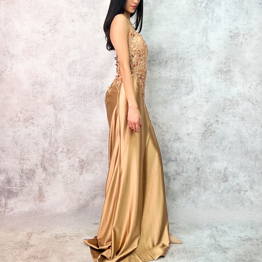 Vestido largo dorado pedreria
