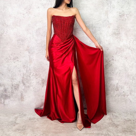 Vestido largo rojo con pedrería en red